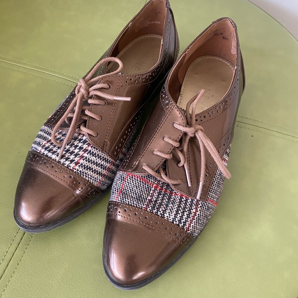 Anne Klein Oxford Brown Leather Flats with Unique Textile Accent